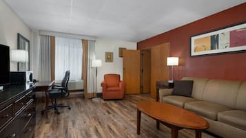 Suite, 1 King-Bett, Nichtraucher (Two-Bedroom) | Wohnbereich | 32-Zoll-Flachbildfernseher mit Kabelempfang, Fernseher