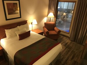 Habitación, 1 cama Queen size, para no fumadores, vista a la alberca | Ropa de cama de alta calidad y decoración personalizada