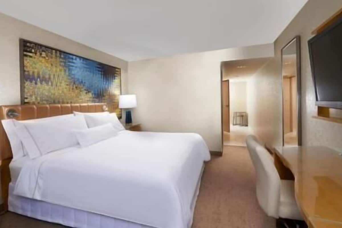 Literie de qualité, couette en duvet, lit avec matelas à plateau-coussin