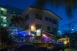 2 restaurantes, café da manhã, local e internacional