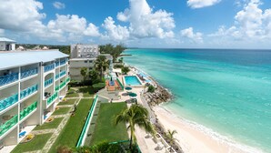 Un resort con piscina, playa y vista al océano.