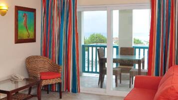 Deluxe Island View One Bedroom | Area soggiorno | TV a schermo piatto