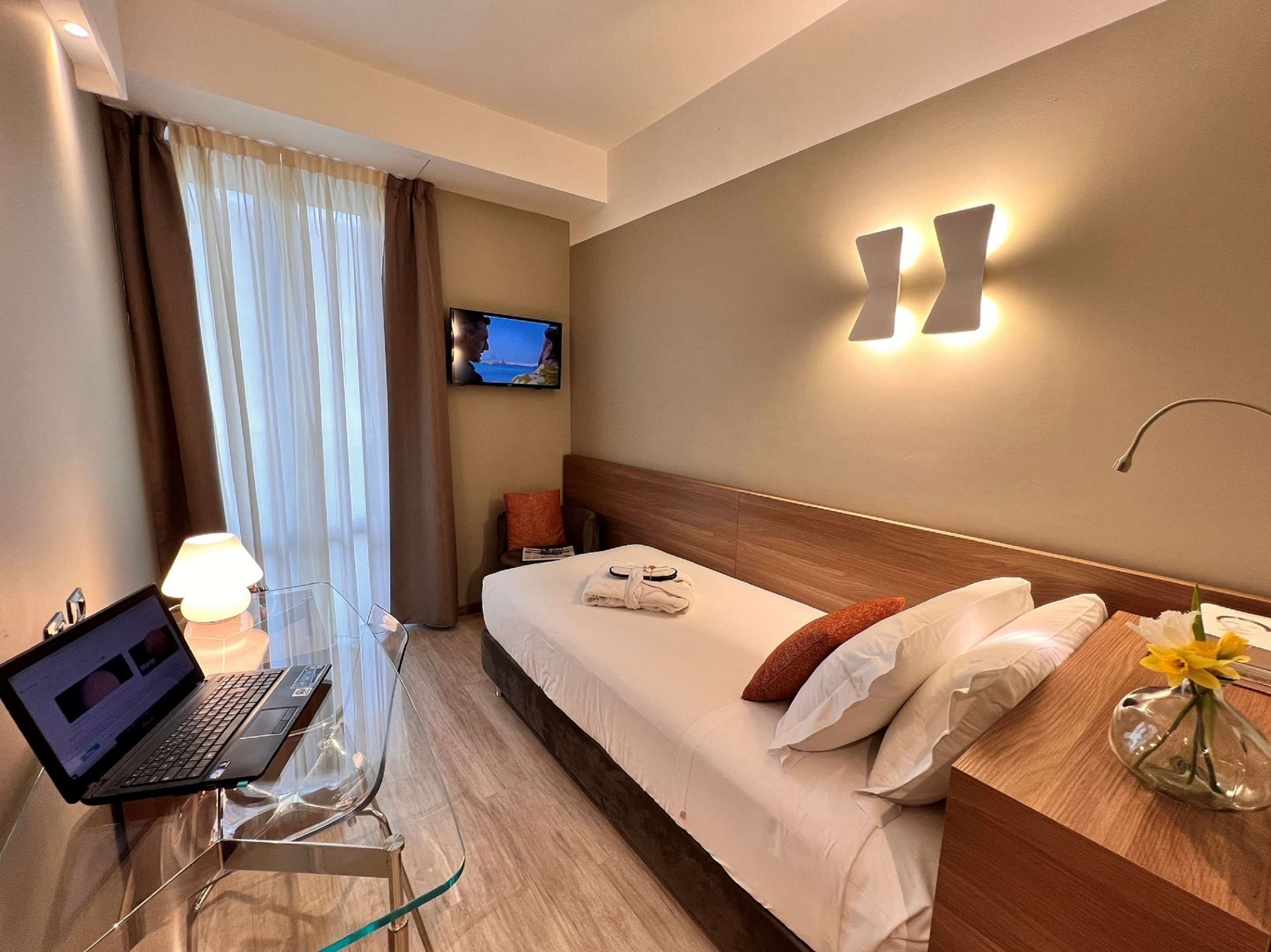 comfort room, 1 single bed | premium bedding, minibar, in-room safe, desk