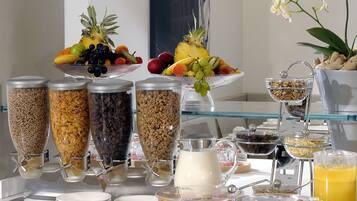 فطور مُعَد للتناول بالخارج يوميًا بتكلفة قدرها (8 EUR للشخص)