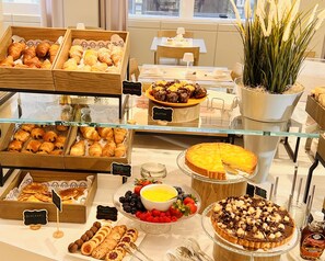 A bakery display with pastries, muffins, and a variety of desserts. - Best Western Hotel City (Milan)
