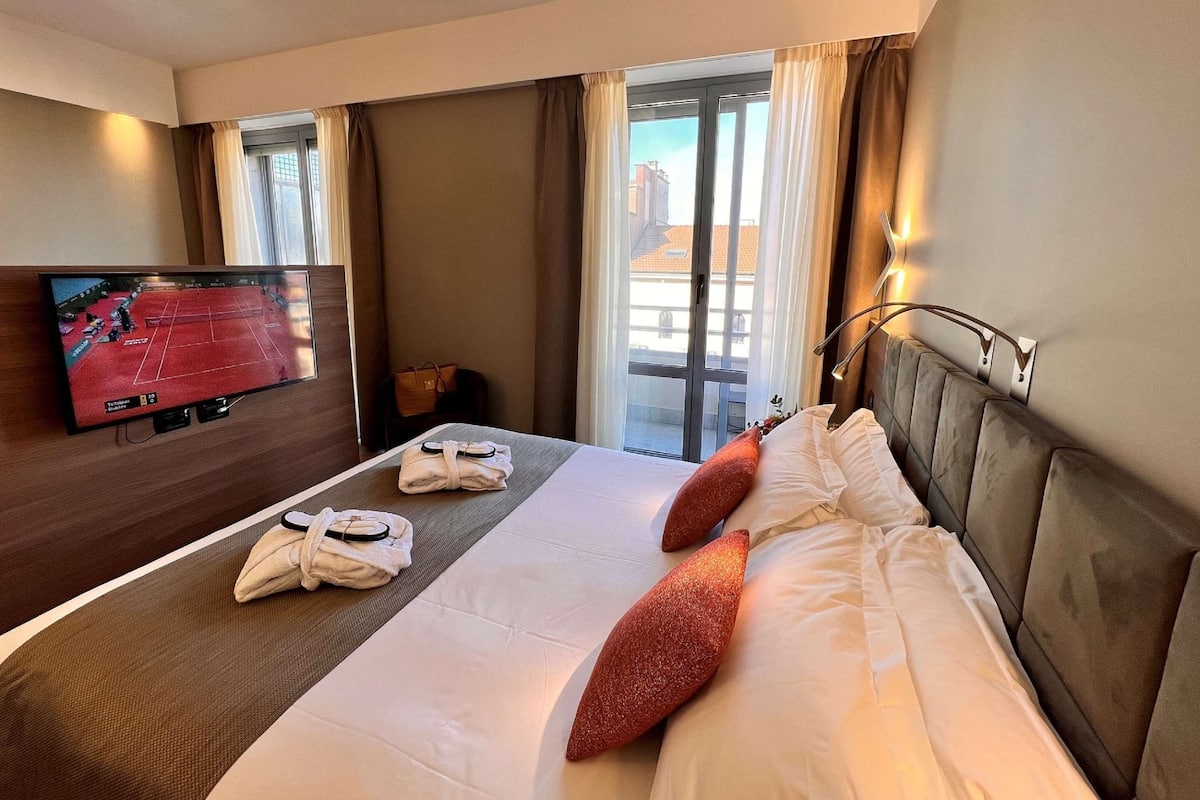 舒適客房, 多張床 (Triple Room) | 高級寢具、迷你吧、房內夾萬、書桌