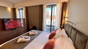 Comfort-Zimmer, Mehrere Betten (Triple Room) | Hochwertige Bettwaren, Minibar, Zimmersafe, Schreibtisch