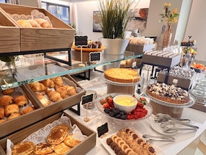 A bakery display with pastries, muffins, and a variety of desserts. - Best Western Hotel City (Milan)
