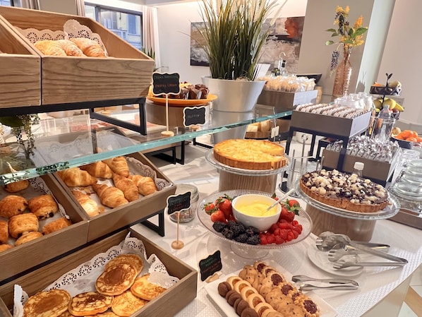 Une vitrine de boulangerie présentant des pâtisseries, des muffins et une variété de desserts.