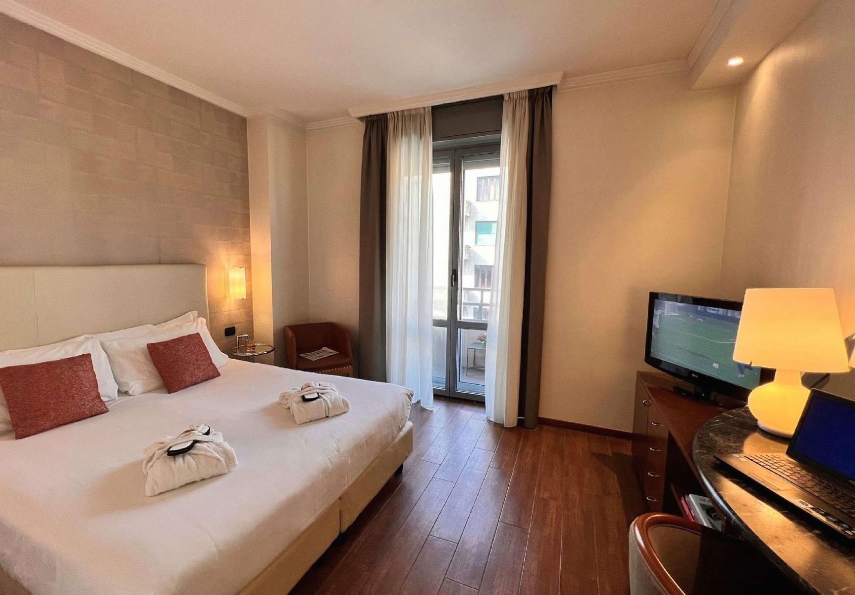 Roupas de cama premium, frigobar, cofres nos quartos, escrivaninha