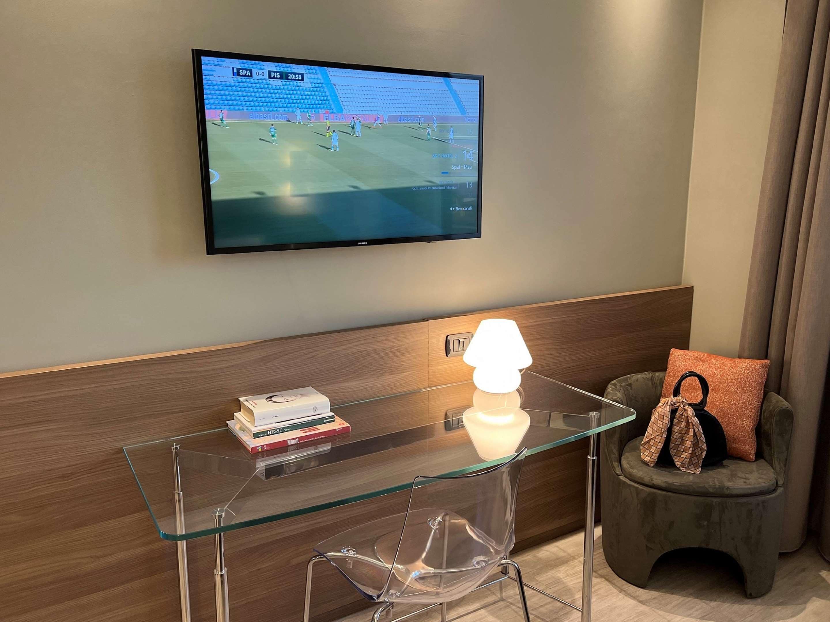 comfort room, 1 queen bed | room amenity