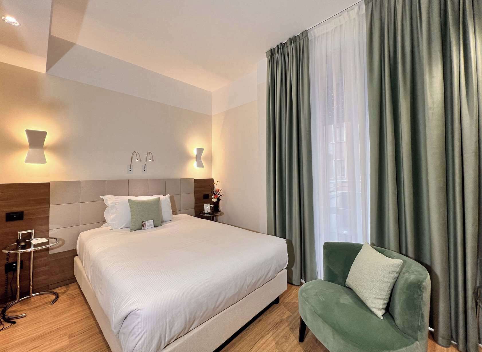 Roupas de cama premium, frigobar, cofres nos quartos, escrivaninha
