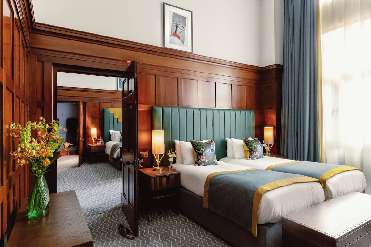 Suite (No. 51) | 1 chambre, literie hypoallergénique, coffre-fort, décor unique