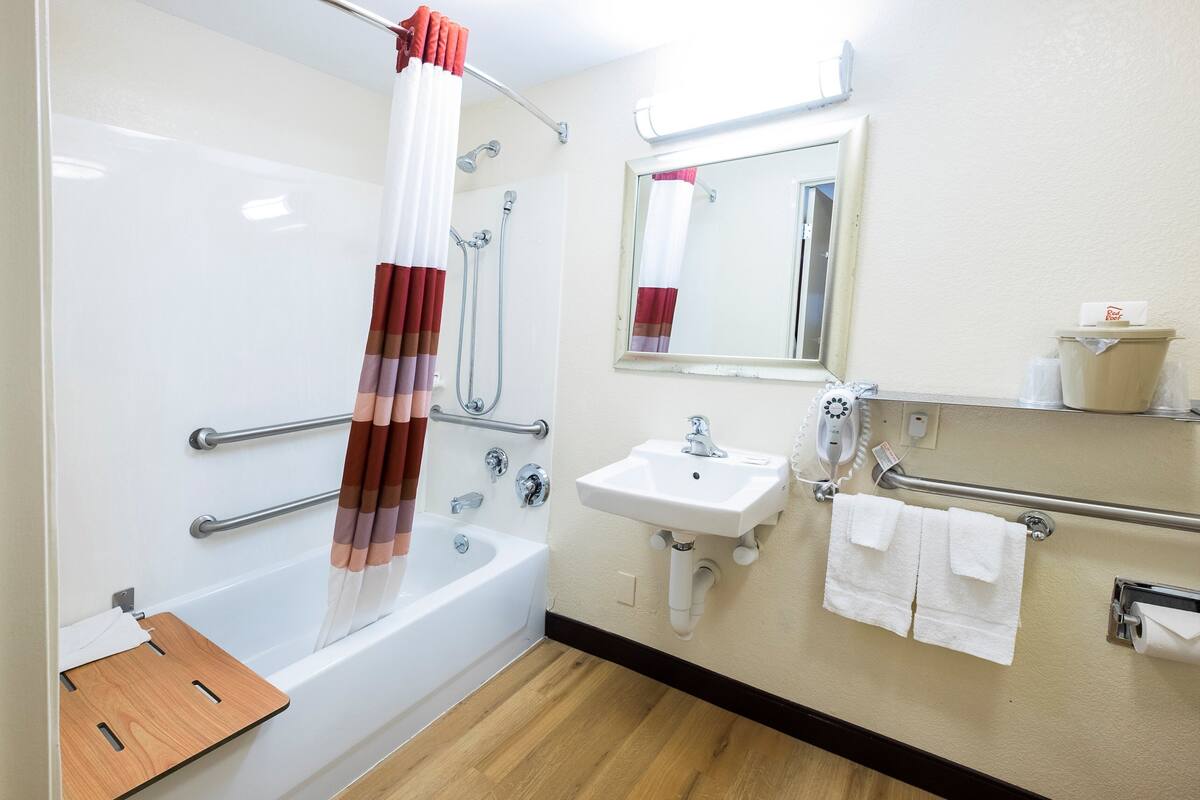 Kombinasi shower/bathtub, perlengkapan mandi gratis,  dan handuk
