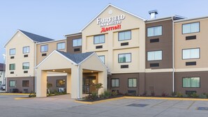 A Fairfield Inn & Suites by Marriott hotel with a modern design, multiple floors, and a central entrance. - Fairfield Inn & Suites Galesburg (Galesburg)