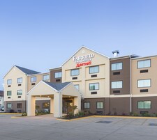 Un hotel Fairfield Inn & Suites by Marriott con un diseño moderno, varios pisos y una entrada principal.