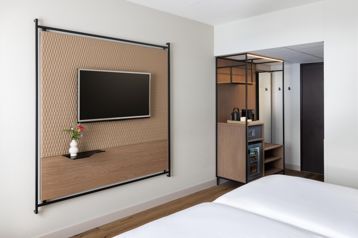 Minibar, in-room safe, desk, WiFi (free)