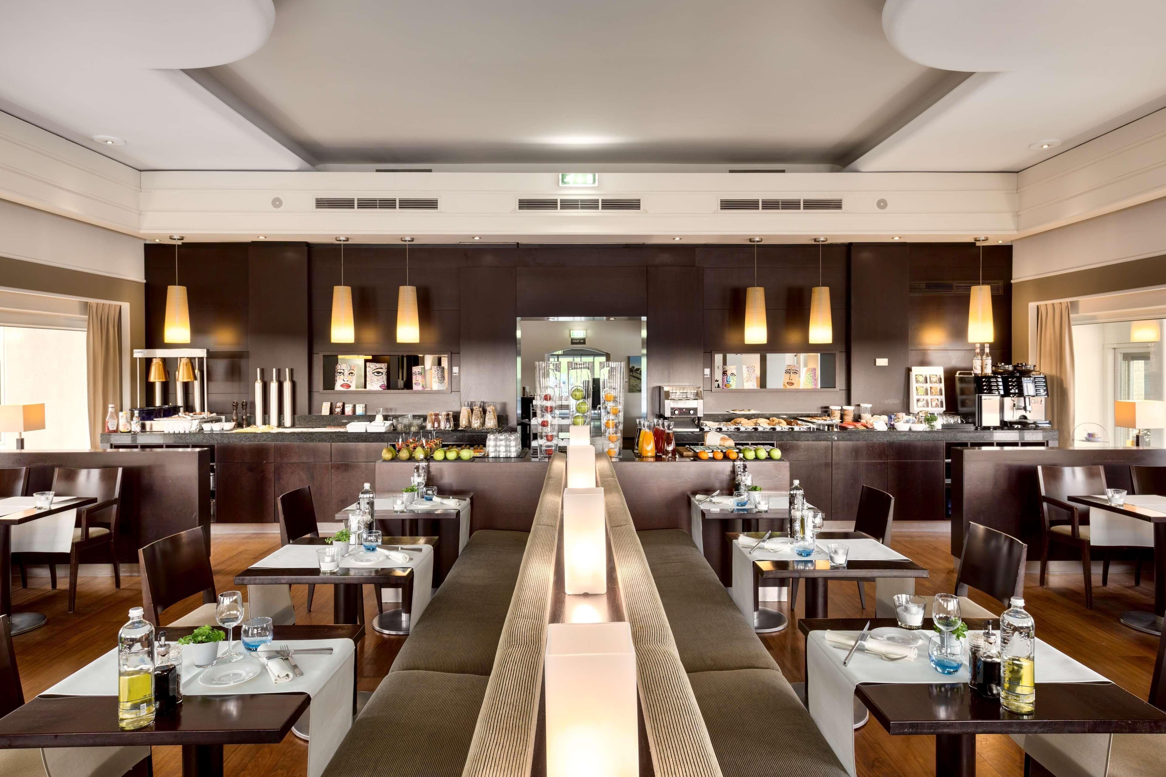 lunch and dinner served, international cuisine