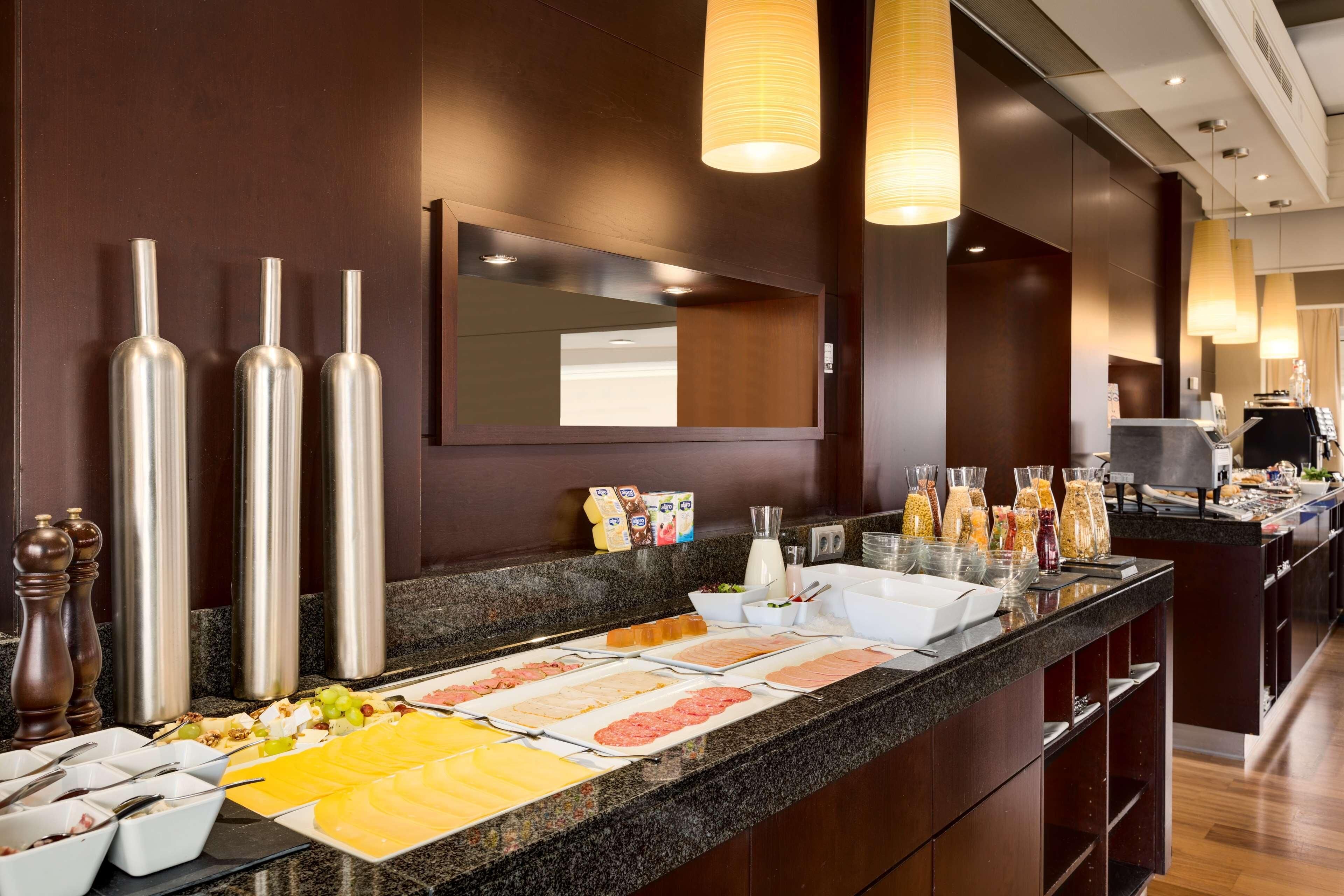 lunch and dinner served, international cuisine