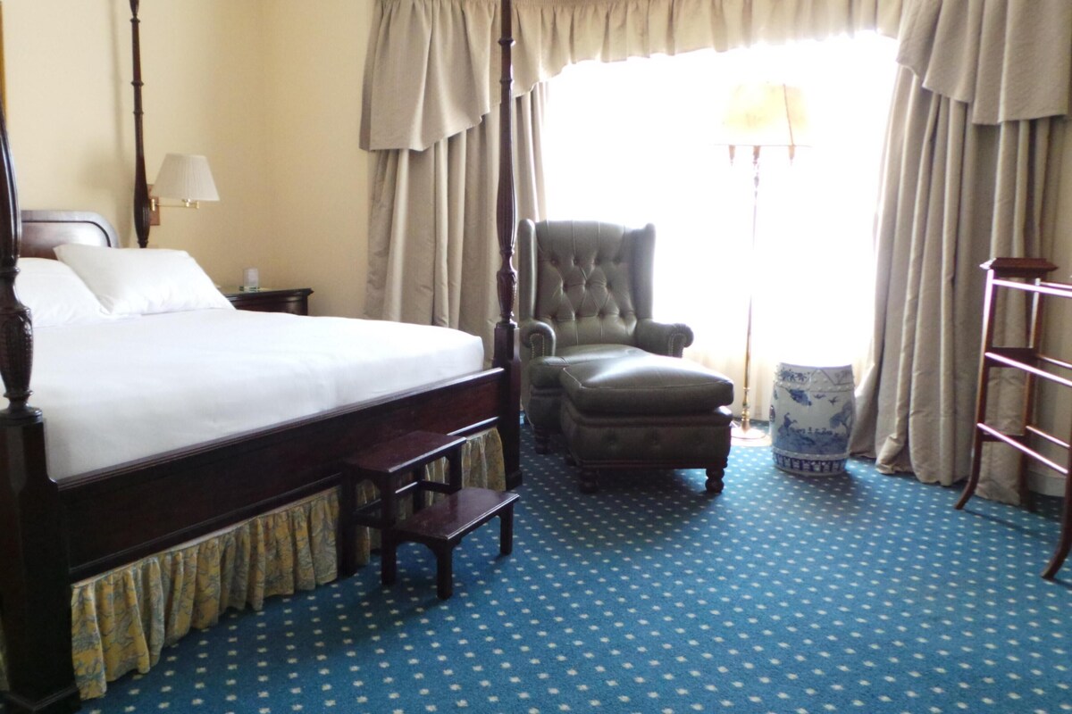 Standard Room, 1 King Bed | Premium bedding, minibar, in-room safe, individually decorated