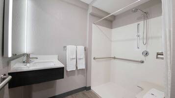 Tina con regadera y toallas