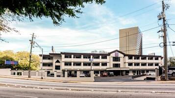 Vista frontal de la propiedad