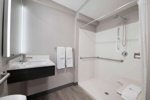 Combined shower/tub, towels - Motel 6 Atlanta, GA - Downtown (Atlanta)