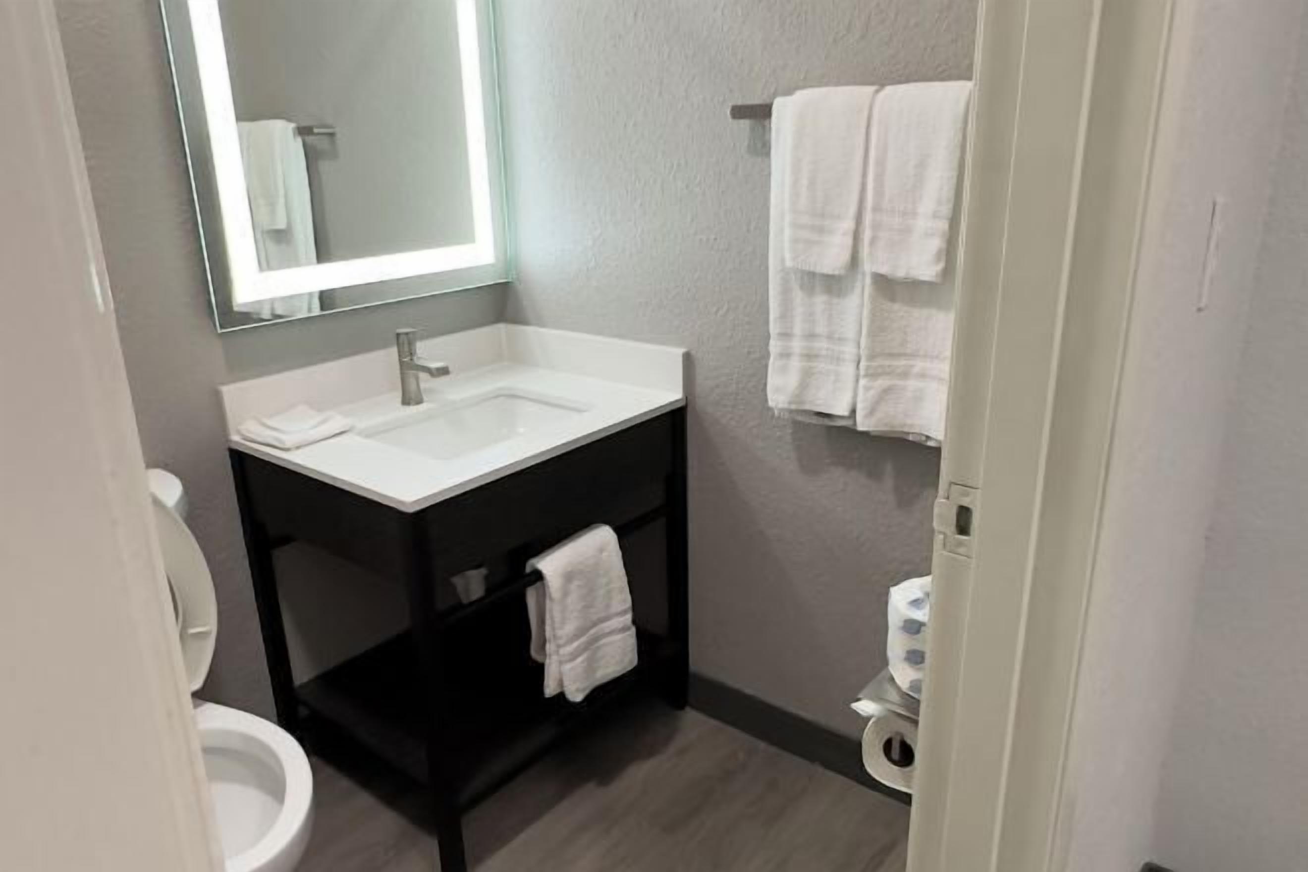 وحدات دش مع أحواض استحمام، مناشف