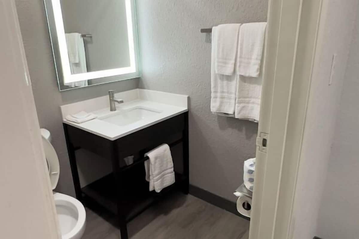 وحدات دش مع أحواض استحمام، مناشف