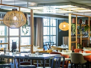 Se sirven desayunos, comidas, cenas y cocina local