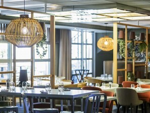 Frokost, lunsj og middag serveres, lokale retter 