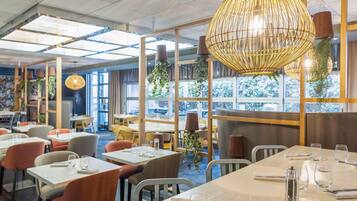 Petit déjeuner et déjeuner servis sur place, spécialités Cuisine locale