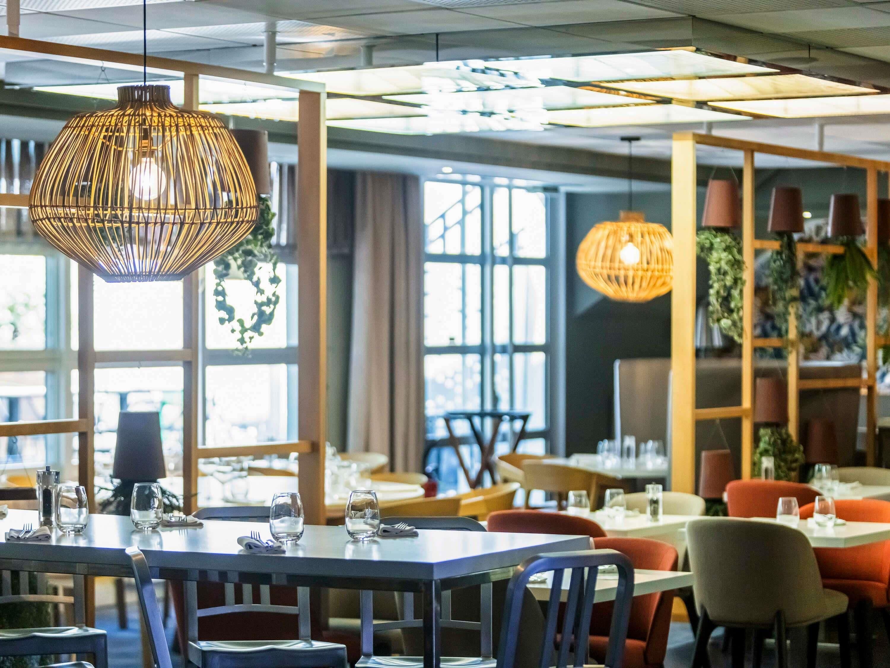 حيث تُقدم وجبات الإفطار، الغداء، العشاء، الأطباق المحلية