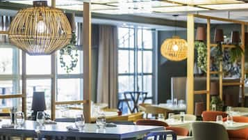 朝食、ランチ、ディナーに営業 (郷土料理)