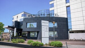 A modern hotel with a sign indicating a restaurant and parking. - Mercure Paris Massy Gare TGV (Massy)