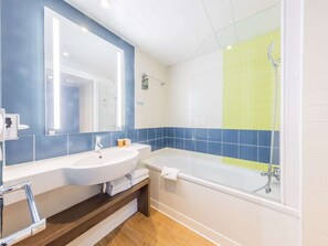 Habitación clásica con 2 camas individuales, 2 camas individuales | Baño | Tina con regadera, amenidades de baño ecológicas, secadora de cabello 