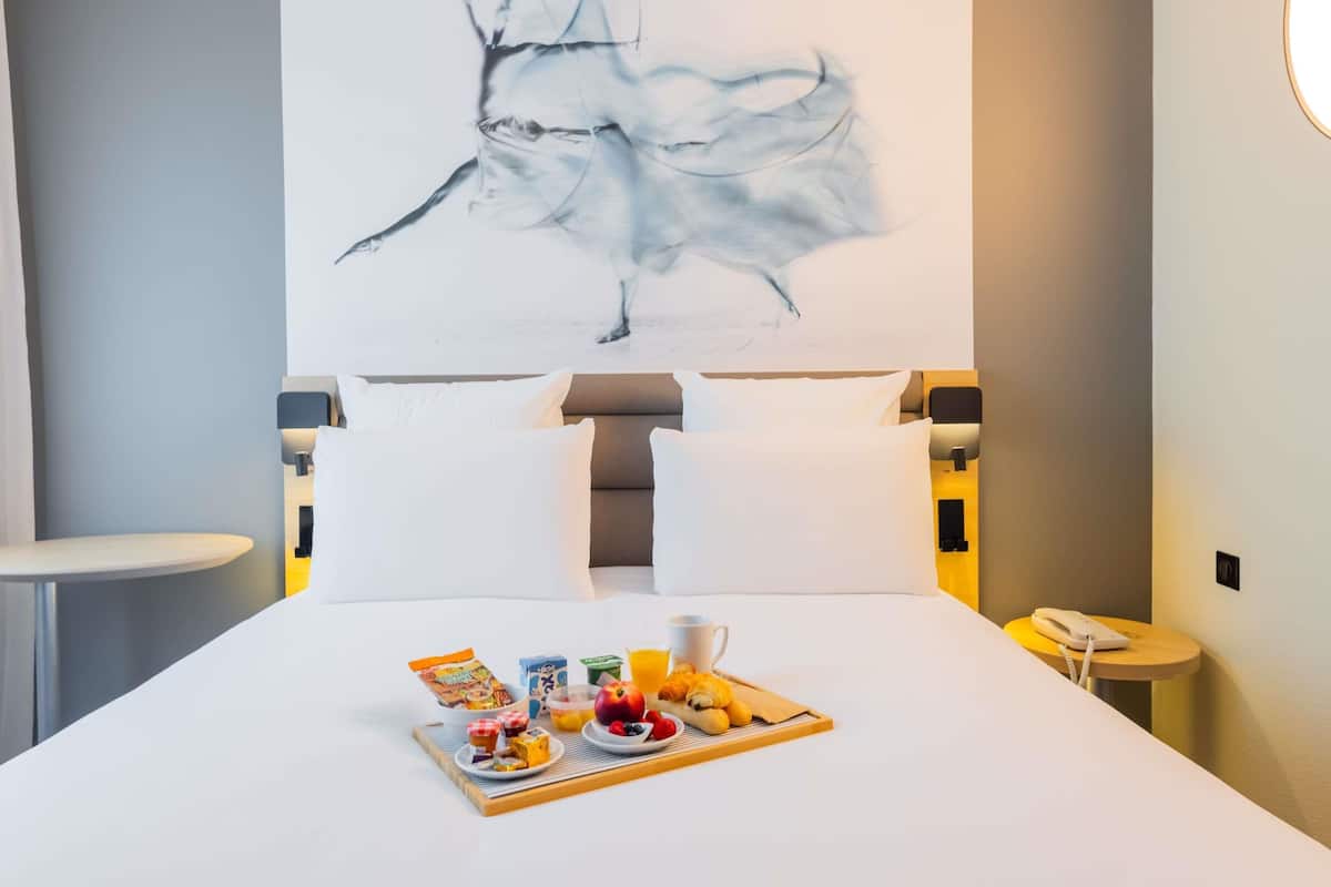 Privilege, Superior Room, 1 Double Bed | Premium bedding, minibar, in-room safe, desk