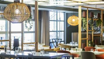 Petit déjeuner et déjeuner servis sur place, spécialités Cuisine locale