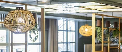 Petit déjeuner et déjeuner servis sur place, spécialités Cuisine locale