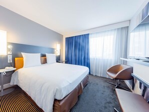 Premium bedding, minibar, in-room safe, desk - Mercure Paris Massy Gare TGV (Massy)