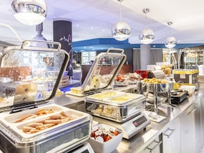 Se ofrece un desayuno bufé todos los días (por un coste adicional)