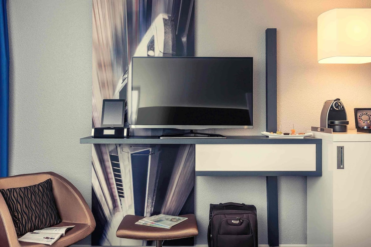 أغطية فراش متميزة وميني بار وخزنة داخل الغرفة ومكتب