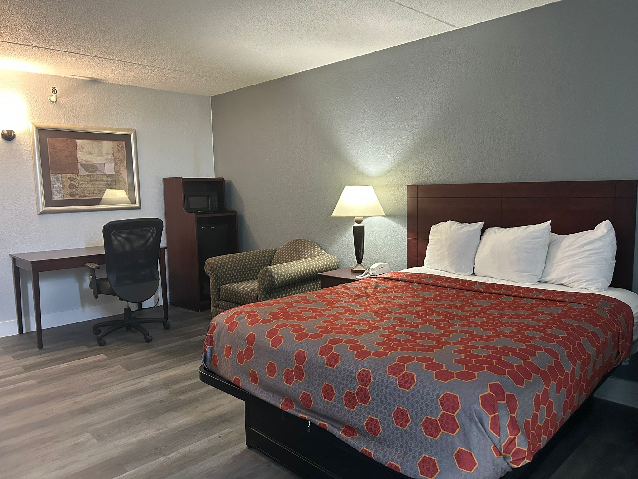 مكتب ومساحة عمل للكمبيوتر المحمول ومكواة/لوح كي وأسرّة قابلة للطي