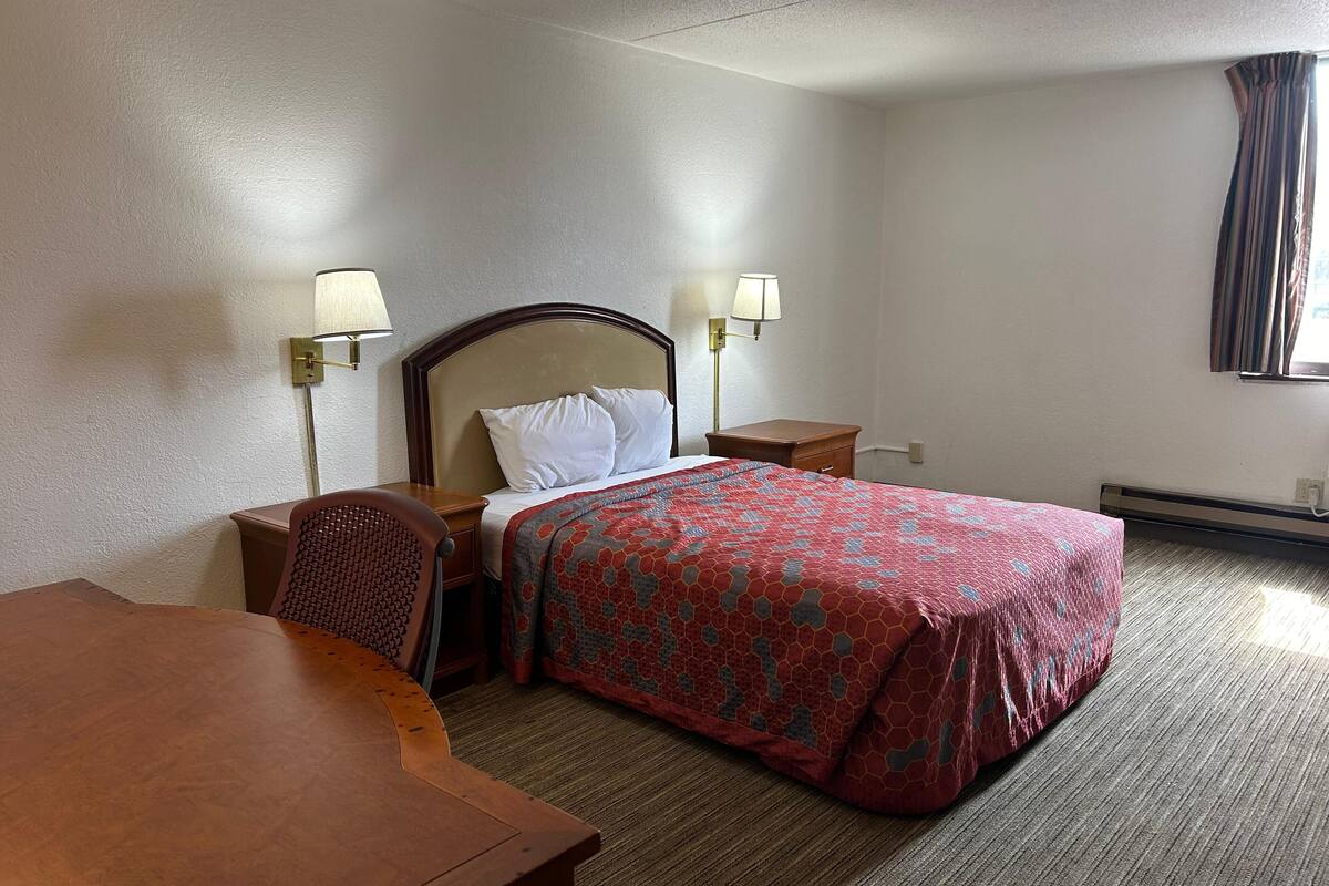 Comfort Room, 1 Queen Bed, Smoking