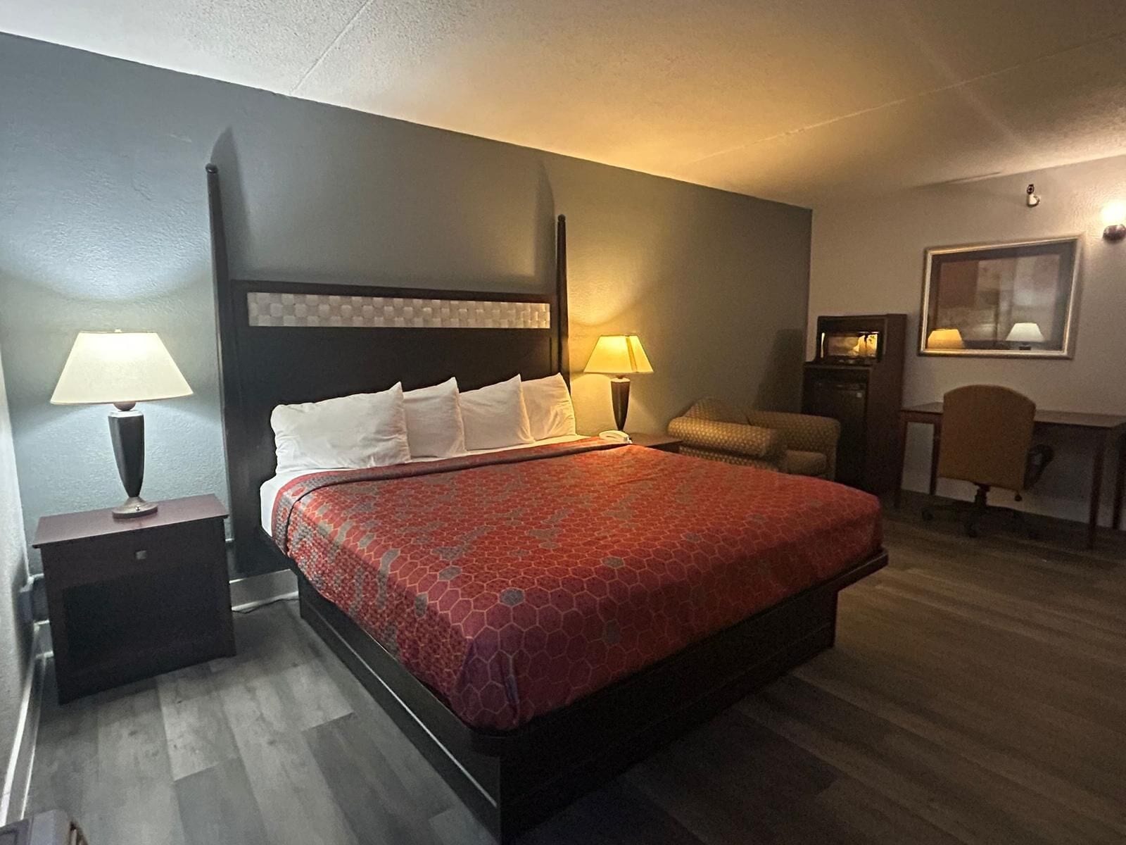 مكتب ومساحة عمل للكمبيوتر المحمول ومكواة/لوح كي وأسرّة قابلة للطي