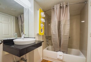 Combined shower/tub, towels