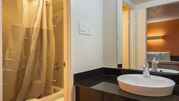 Combined shower/tub, towels