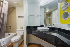 Combined shower/bathtub, towels
