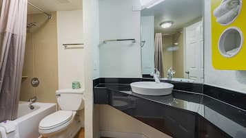 Combined shower/bathtub, towels