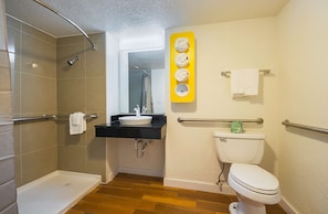 Accessible bathroom - Motel 6 Garland, TX - Northeast Dallas (Garland)